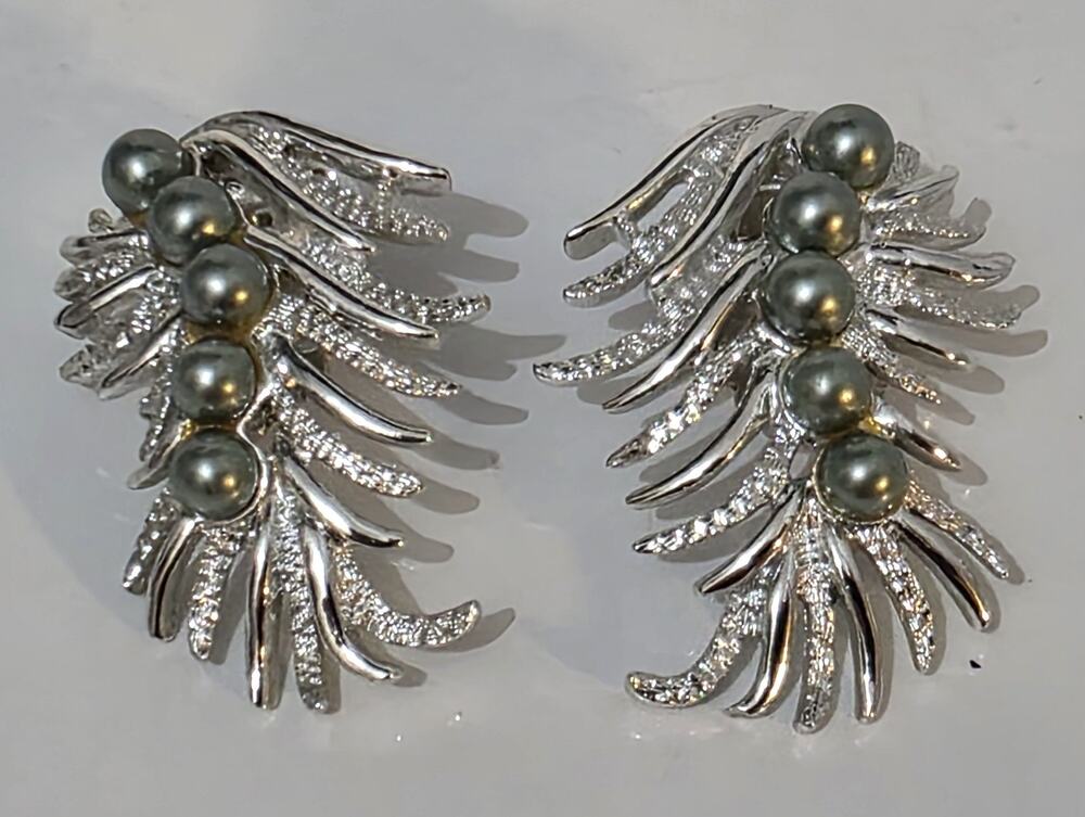 Sarah Coventry Silver Tone Beaded Feather Clipon Earrings 1 1/2"